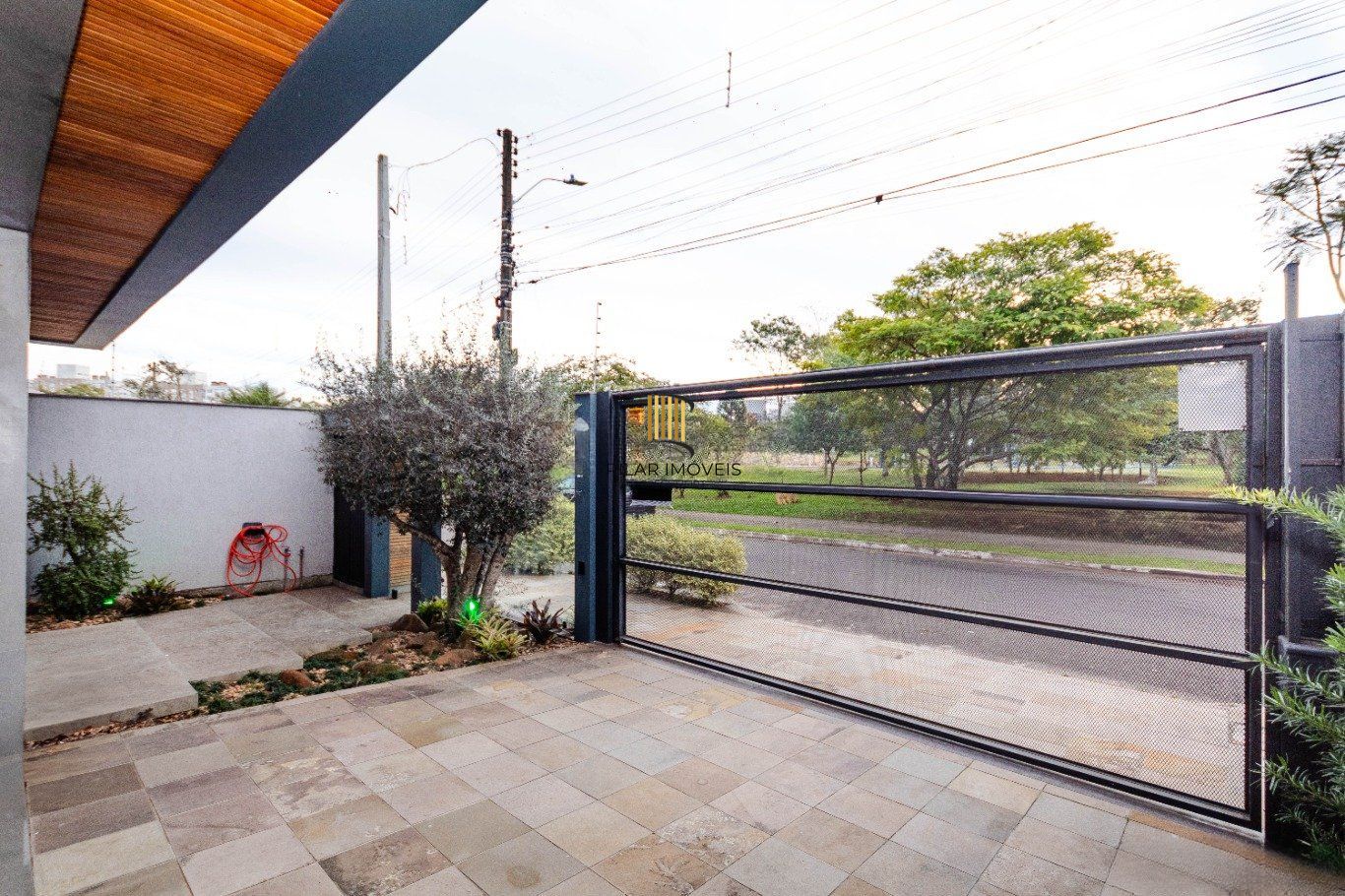Casa com 4 quartos e 4 vagas  em Canoas.