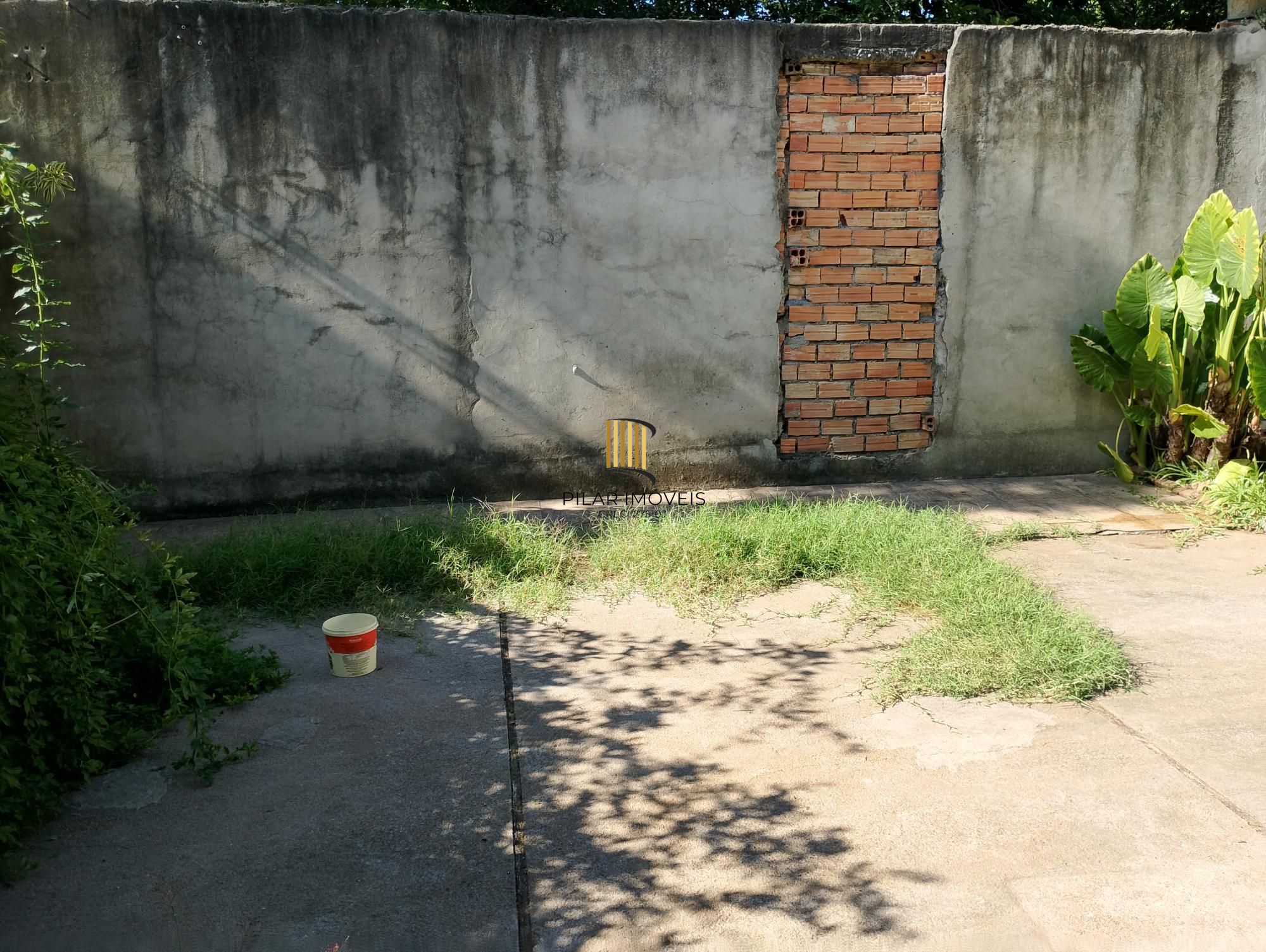 Casa com 3 quartos, 4 vagas de garagem e com pátio no bairro Parque Santa Fé