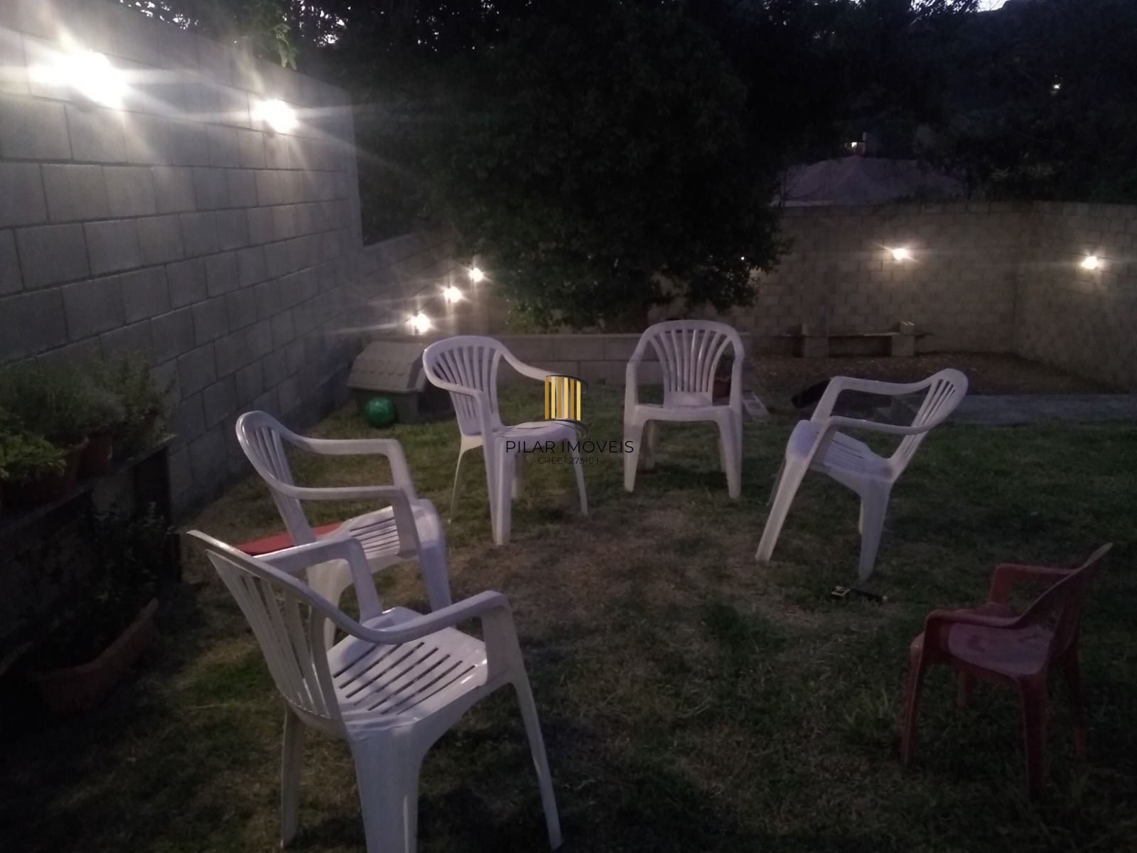 Casa de 2 quartos, churrasqueira, pátio, 2 vagas no bairro Lomba do Pinheiro