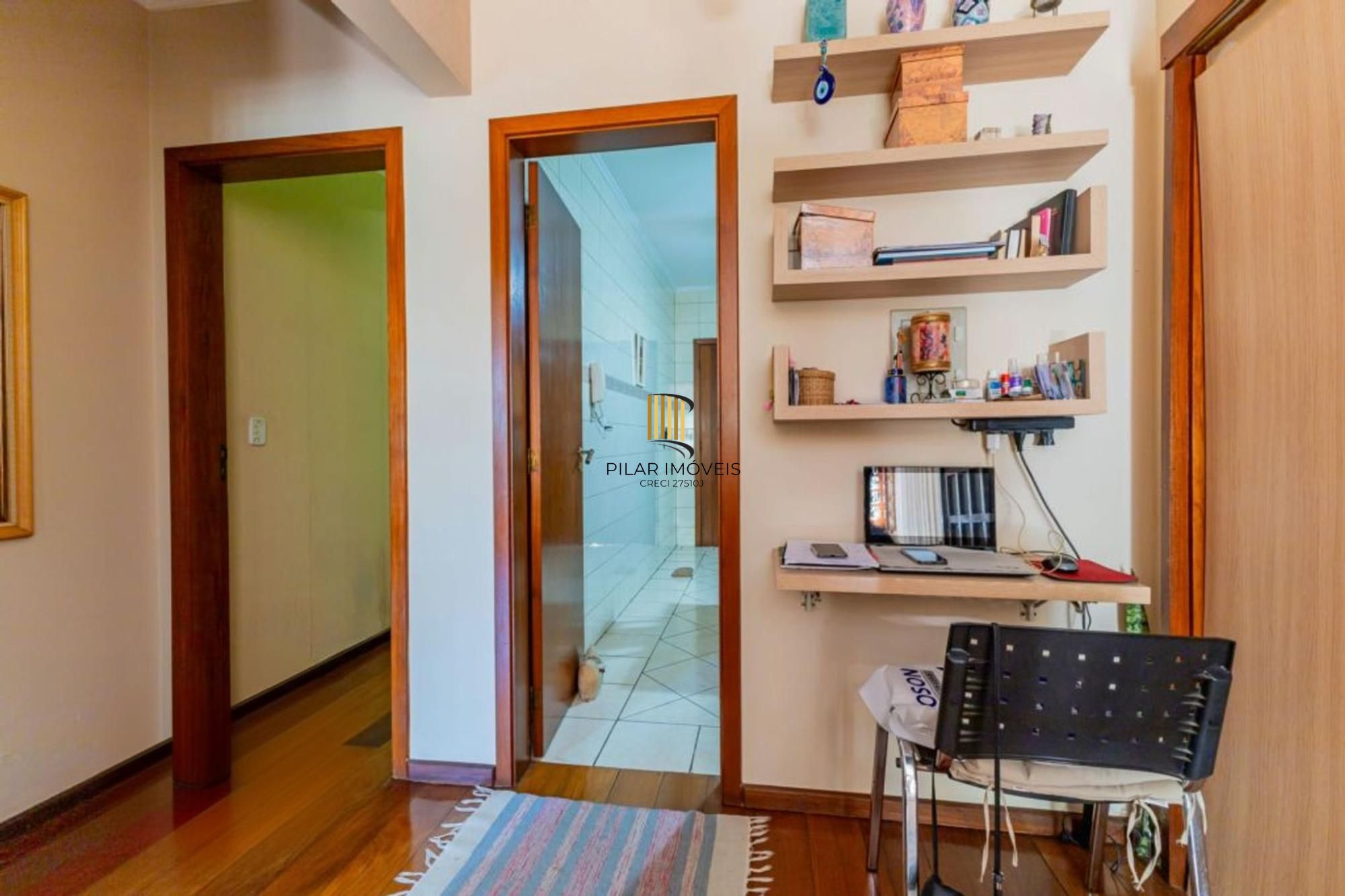 Casa com 1.640,00m², 3 dormitórios, 4 vagas à venda Rua Marista.