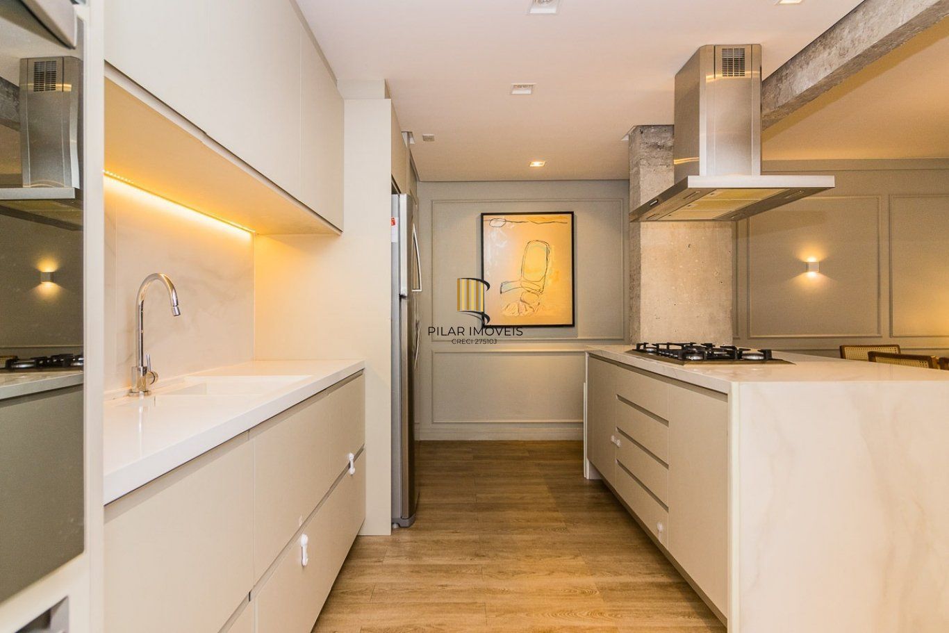Apartamento com 2 quartos (1 suíte) e 2 vagas de garagem no Bairro Mont Serrat.
