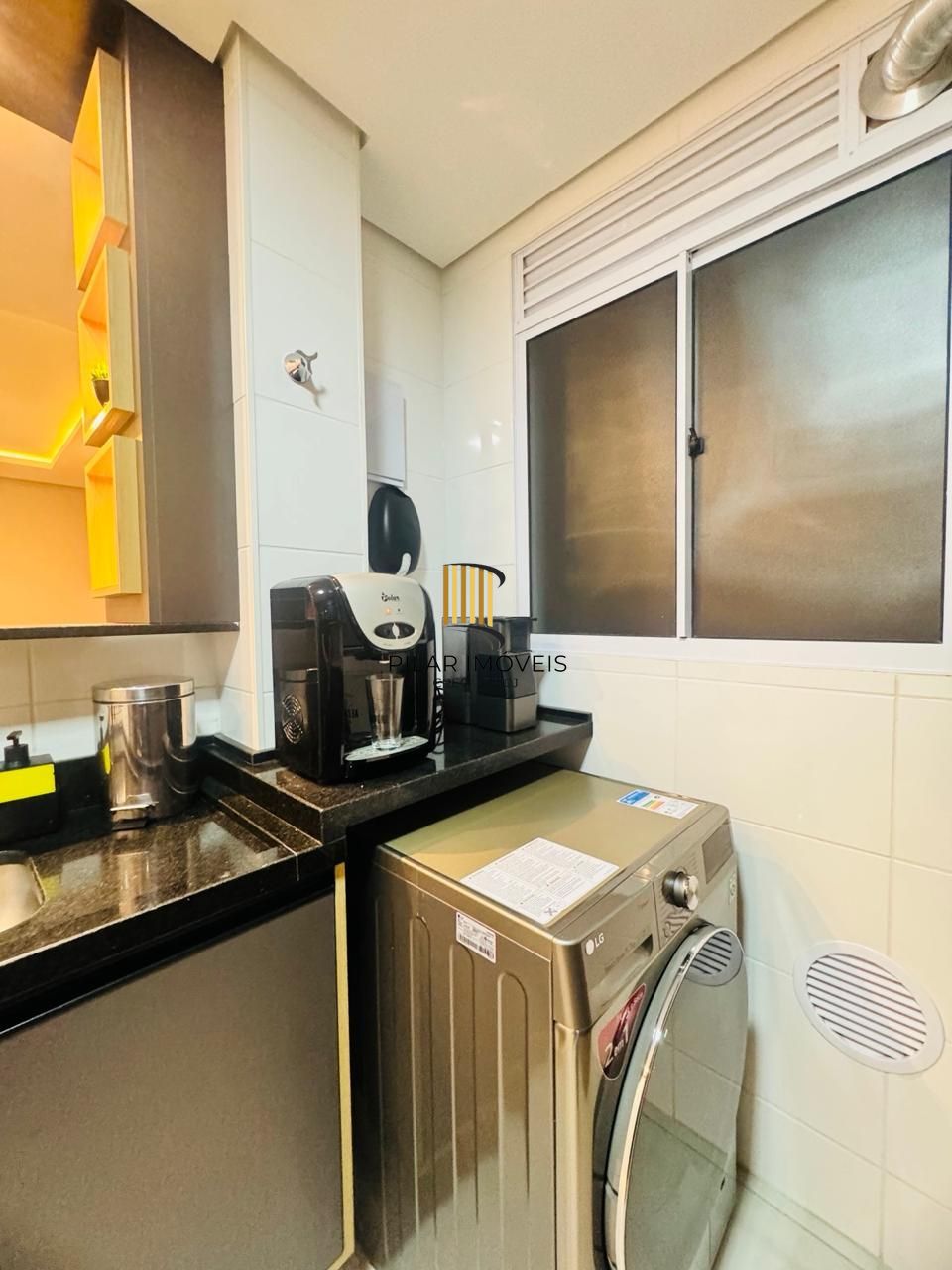 Apartamento de 2 dormitórios com 1 vaga no Bairro Morro Santana.