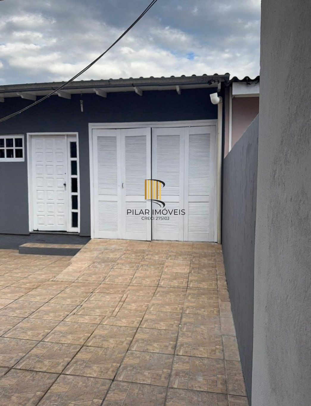 Casa de 4 dormitórios e 2 vagas de garagem no Bairro Monte Carlos Cachoeirinha.