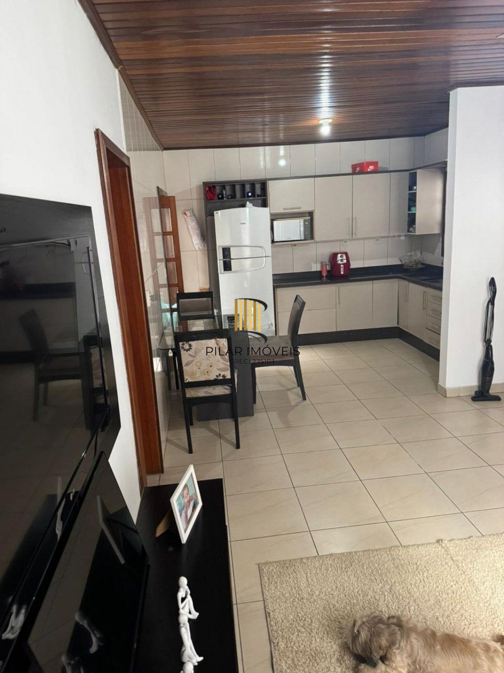 Casa de 4 dormitórios e 2 vagas de garagem no Bairro Monte Carlos Cachoeirinha.