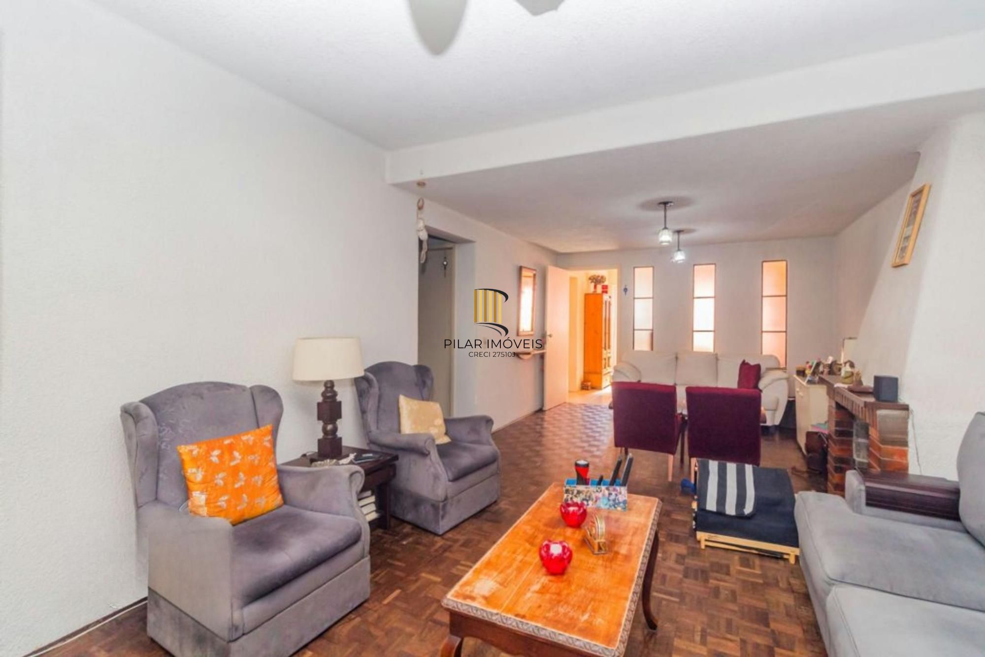Casa com 255 metros privativos e pátio com piscina no Bairro Higienópolis