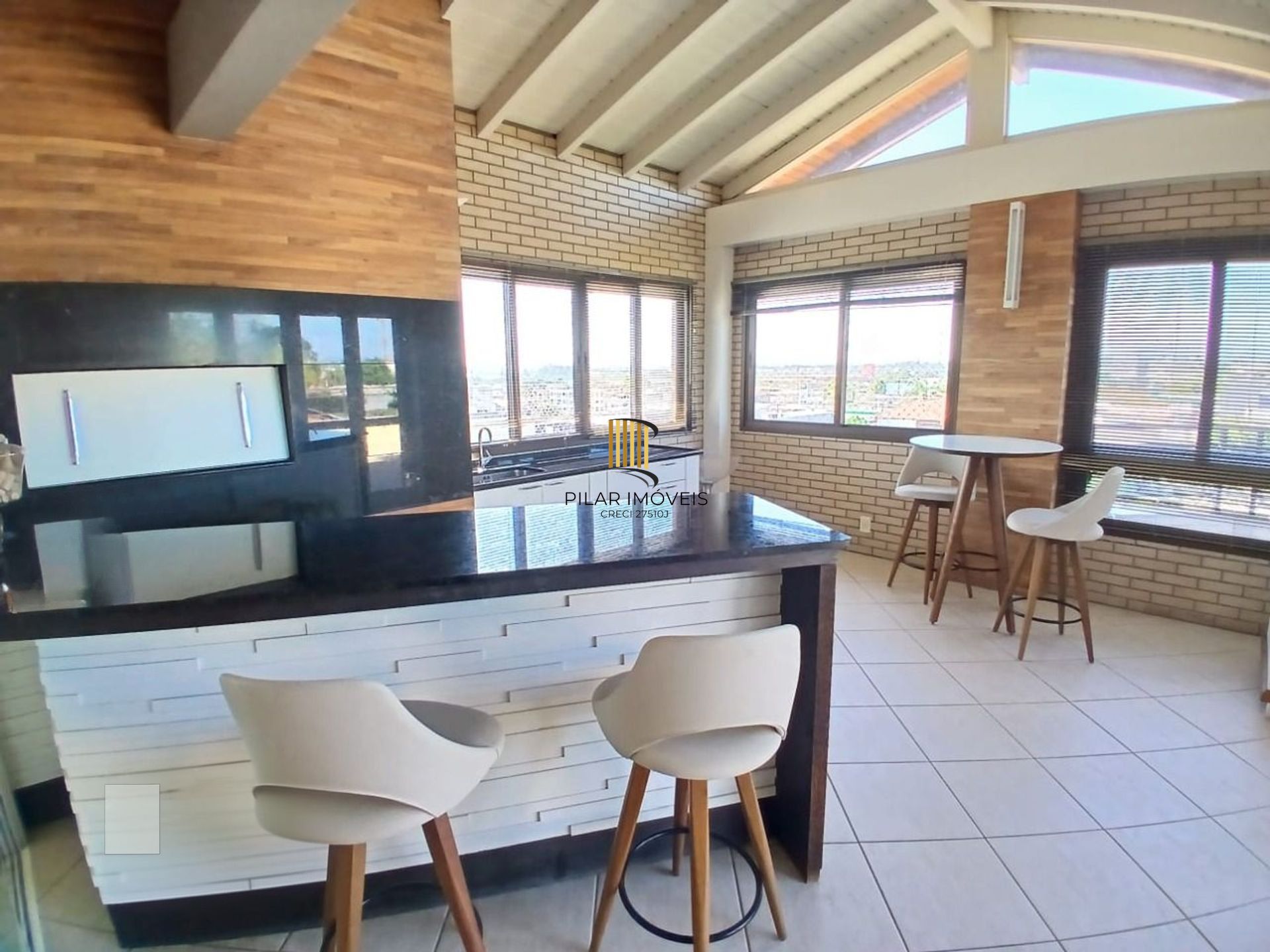 Cobertura com 4 quartos, 1 suíte, 4 vagas e elevador no bairro Igara Canoas.