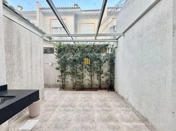 Casa em condomínio com 3 quartos e 2 vagas de garagem em Canoas.