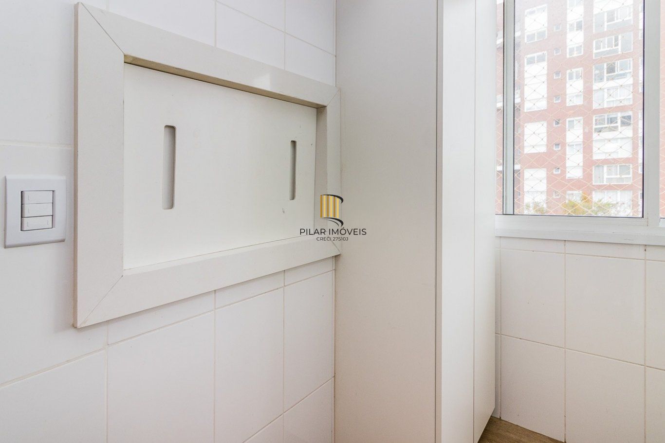 Apartamento com 2 quartos (1 suíte) e 2 vagas de garagem no Bairro Mont Serrat.