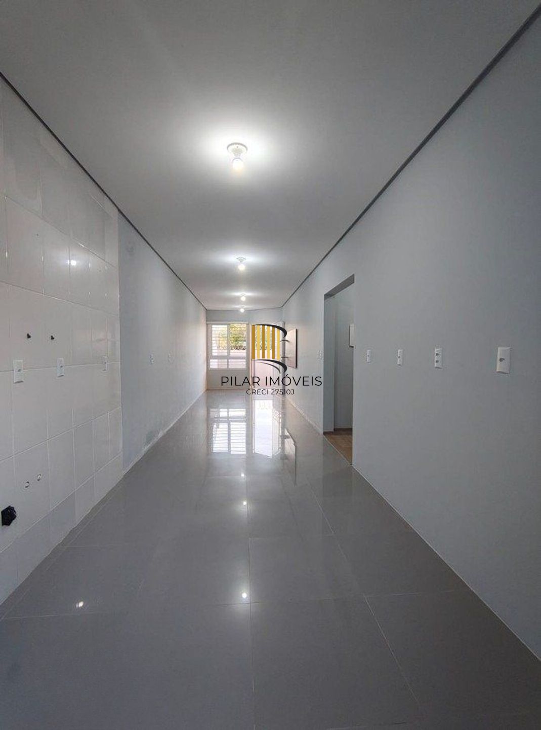 Casa com Lage, 3 dormitórios, 2 vagas de garagem no bairro Guajuviras.