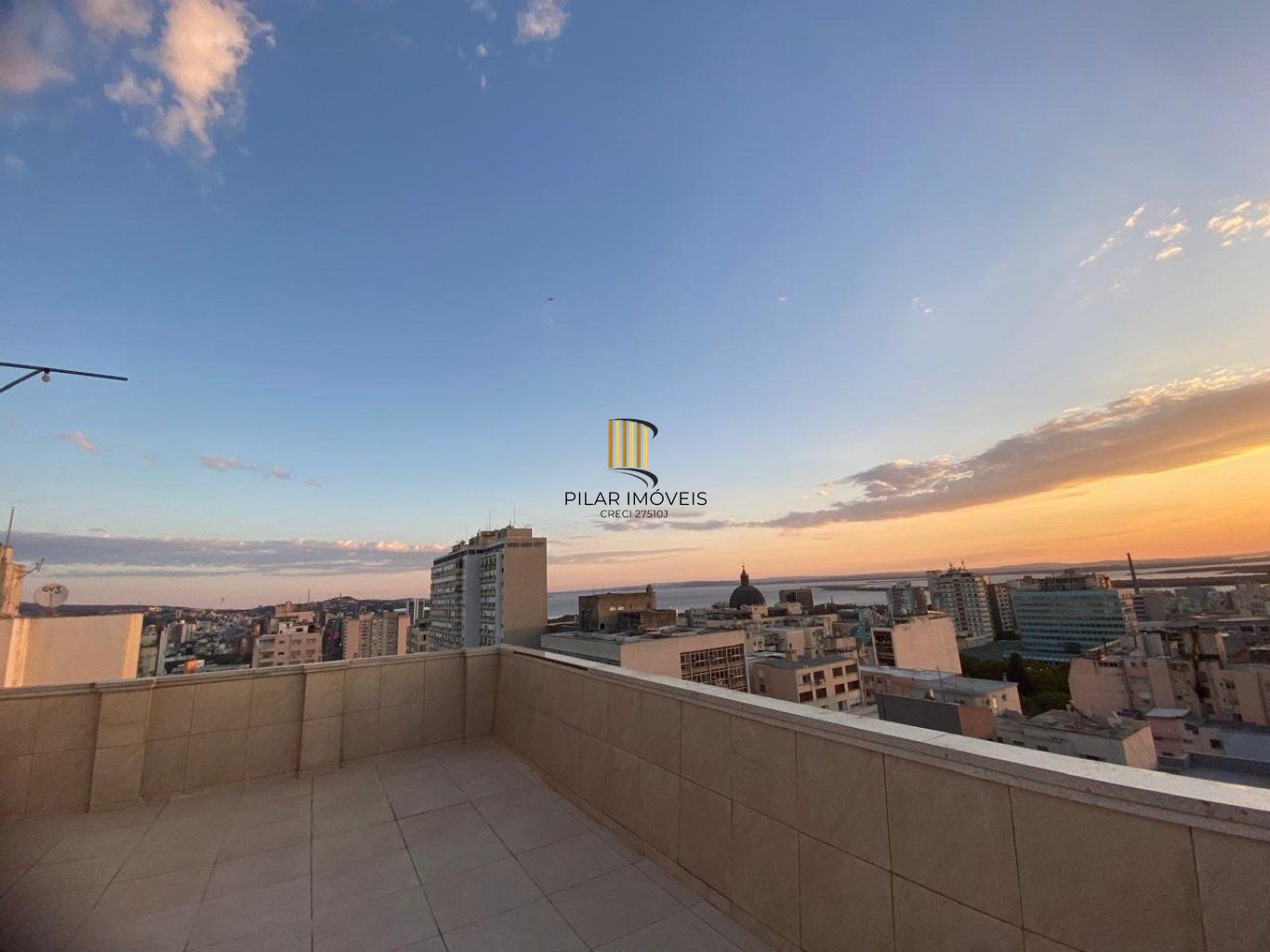 JK mobiliado com sacada e vista na Borges de Medeiros no Centro Historico