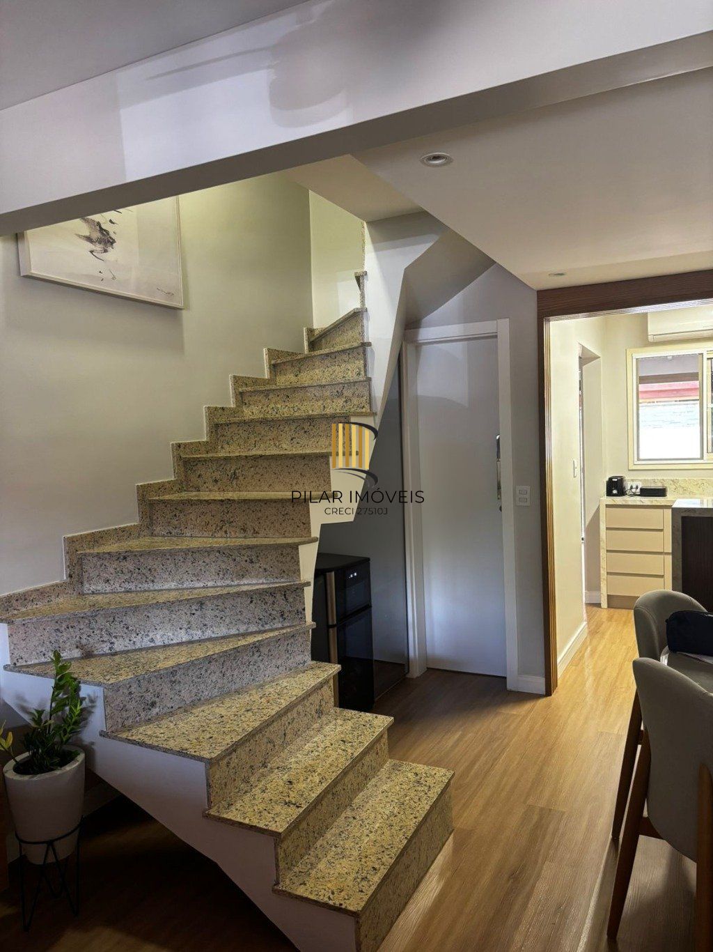 Casa com 2 dormitórios e 2 vagas de garagem em Canoas.