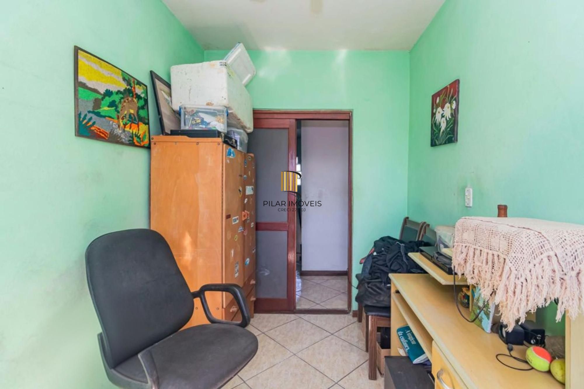 Casa com 4 quartos, 1 suíte , vaga de garagem e churrasqueira à venda em Sarandi.