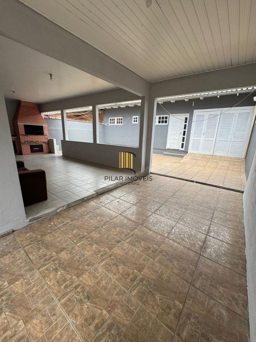 Casa de 4 dormitórios e 2 vagas de garagem no Bairro Monte Carlos Cachoeirinha.