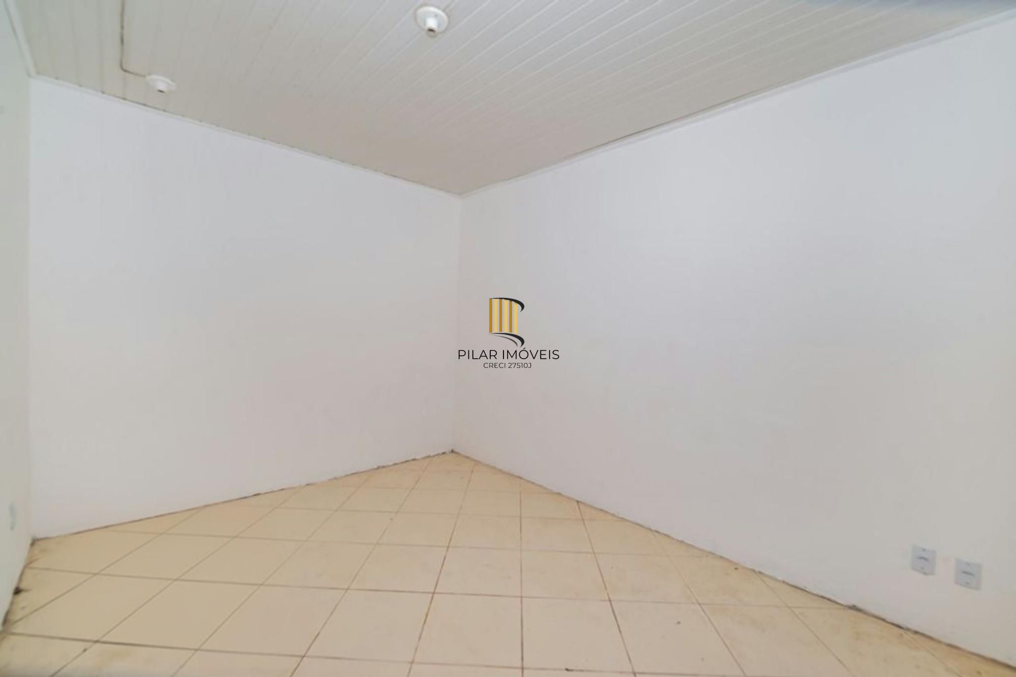 Casa de 2 dormitórios, churrasqueira, pátio, 4 vagas no bairro Ipanema