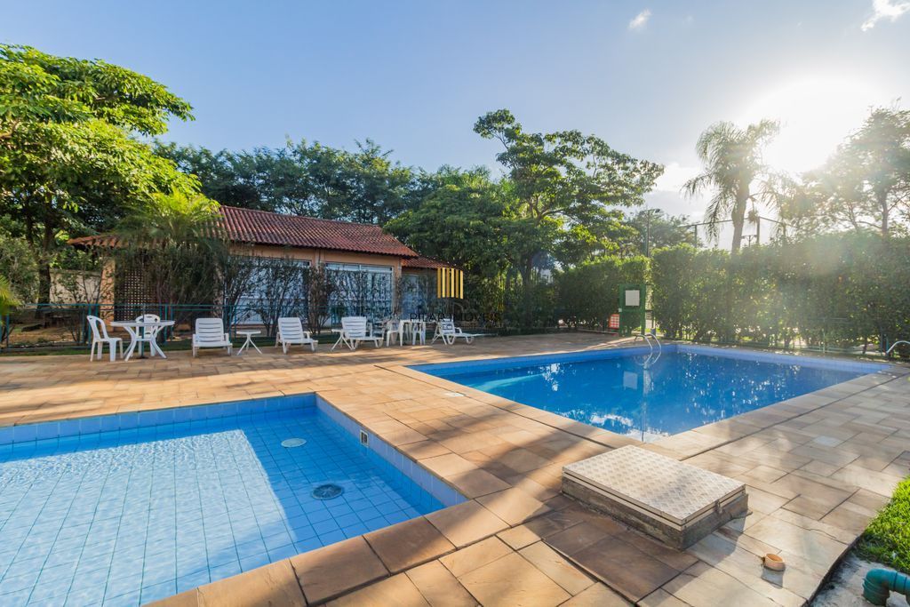 Apartamento com 2 dormitórios e 1 vaga de garagem no Bairro Humaitá
