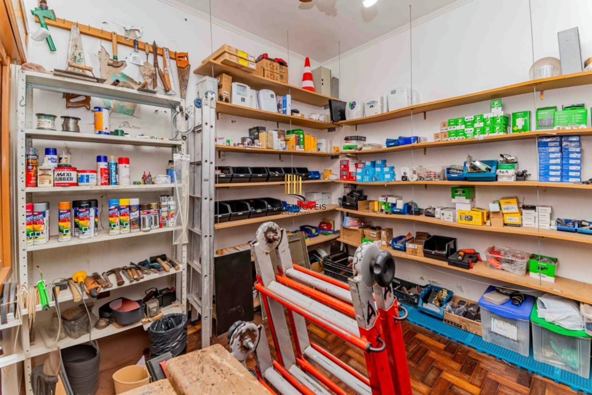 Casa de 3 quartos, churrasqueira, terraço, 2 vagas no bairro Glória.