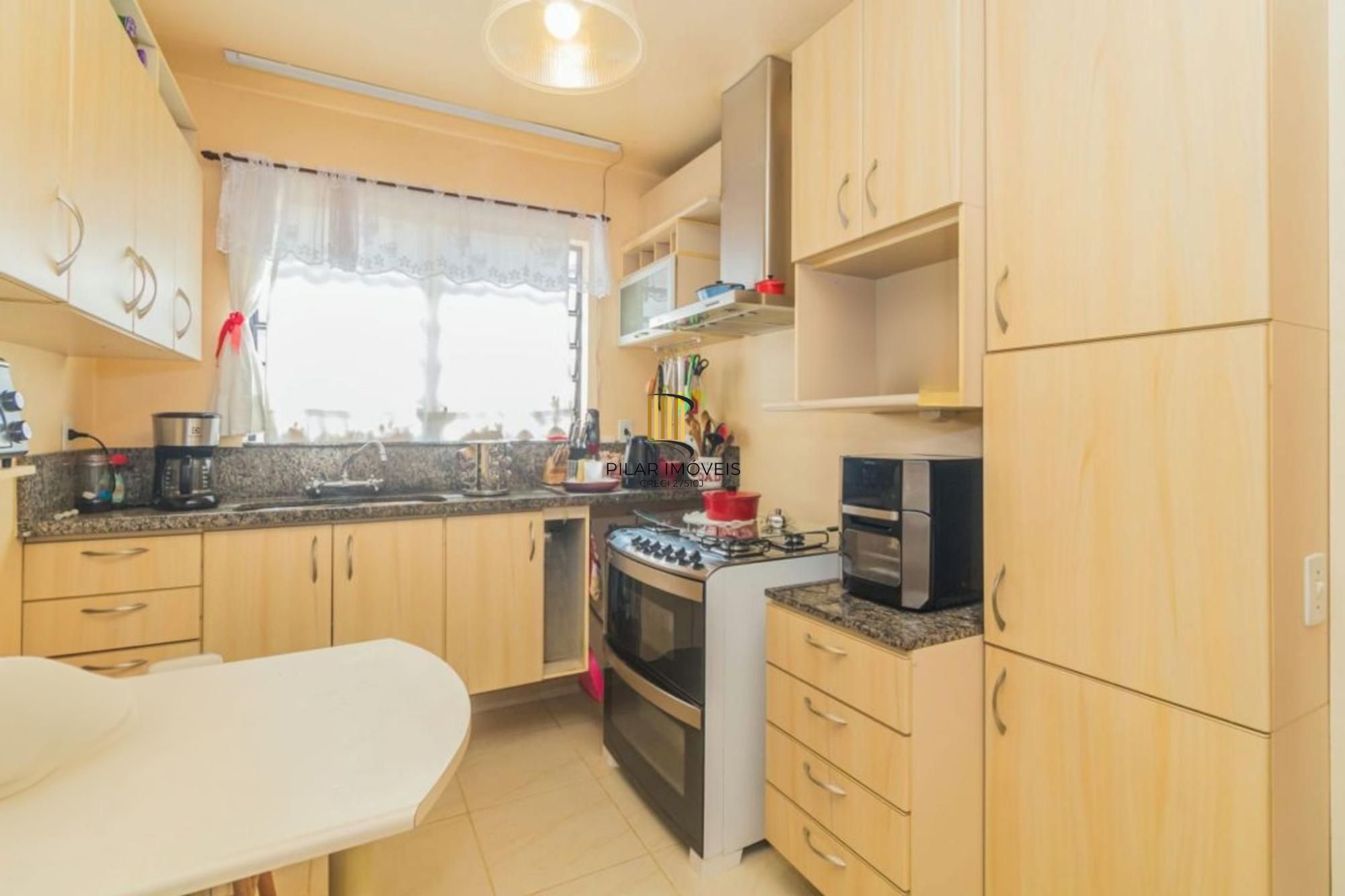 Casa com 255 metros privativos e pátio com piscina no Bairro Higienópolis