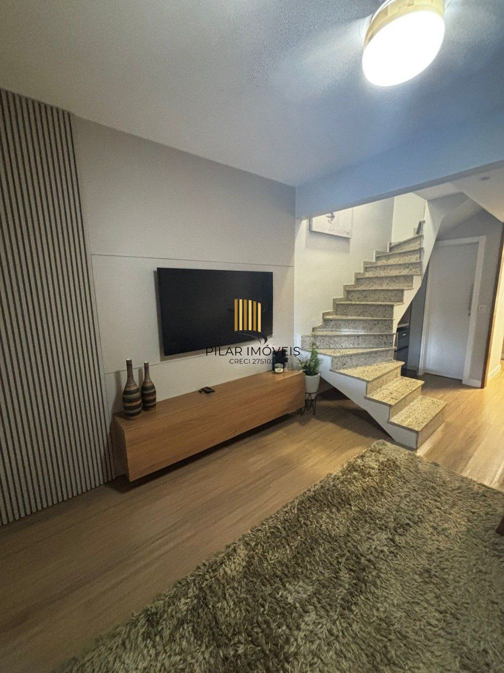 Casa com 2 dormitórios e 2 vagas de garagem em Canoas.