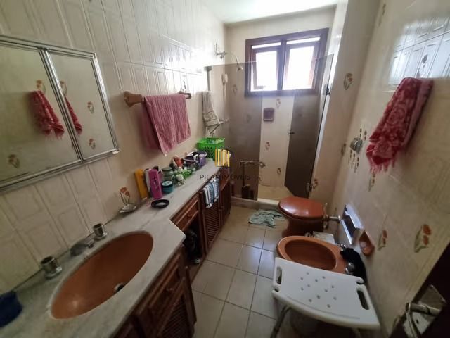 Apartamento de 3 dormitórios no bairro Menino Deus em Porto Alegre.