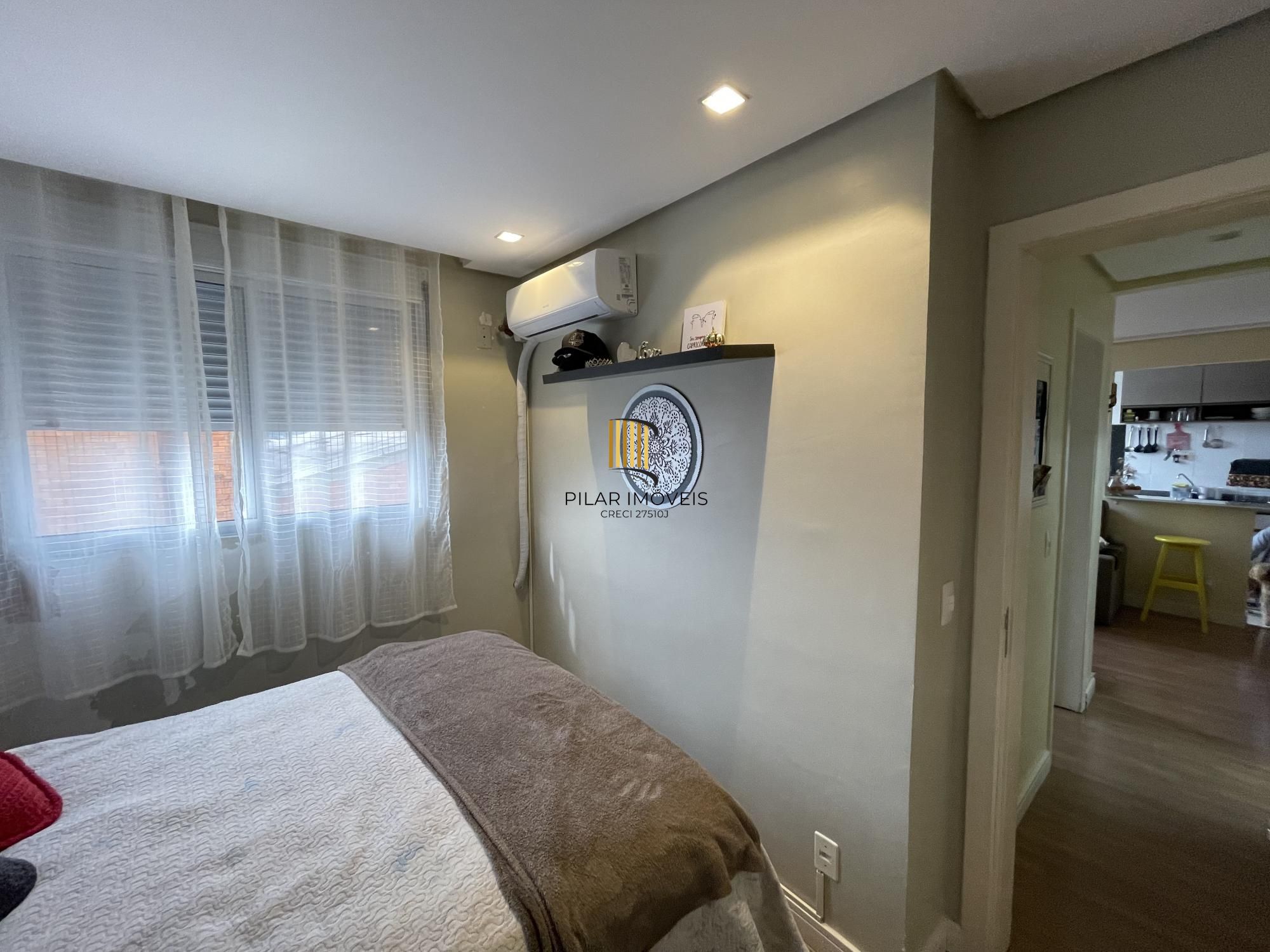 Apartamento mobiliado com 2 dormitórios e 1 vaga de garagem na Rua Sadi Castro.
