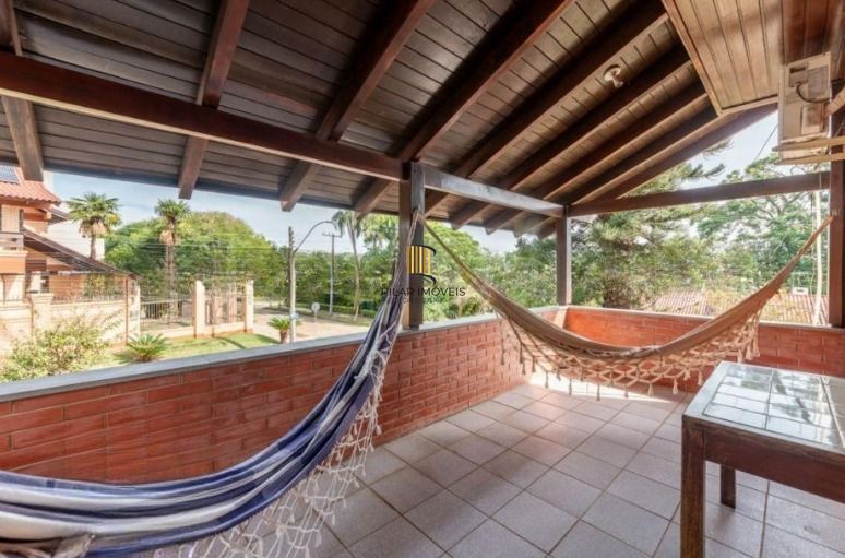 Casa semi mobiliada de 4 quartos e  4 vagas no bairro Chácara das Pedras.