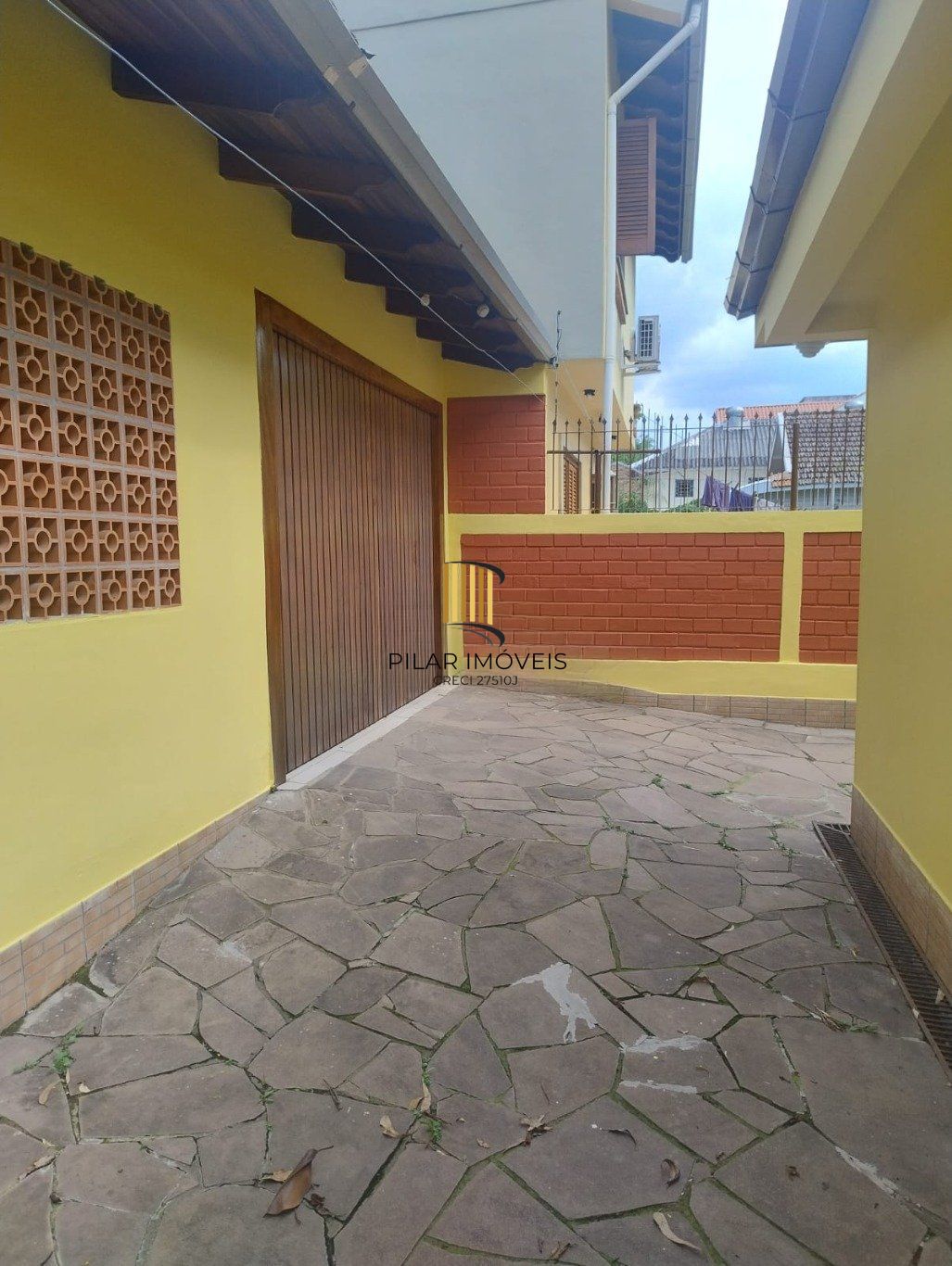 Casa 3 quartos, 4 vagas e churrasqueira no bairro Jardim São Pedro.