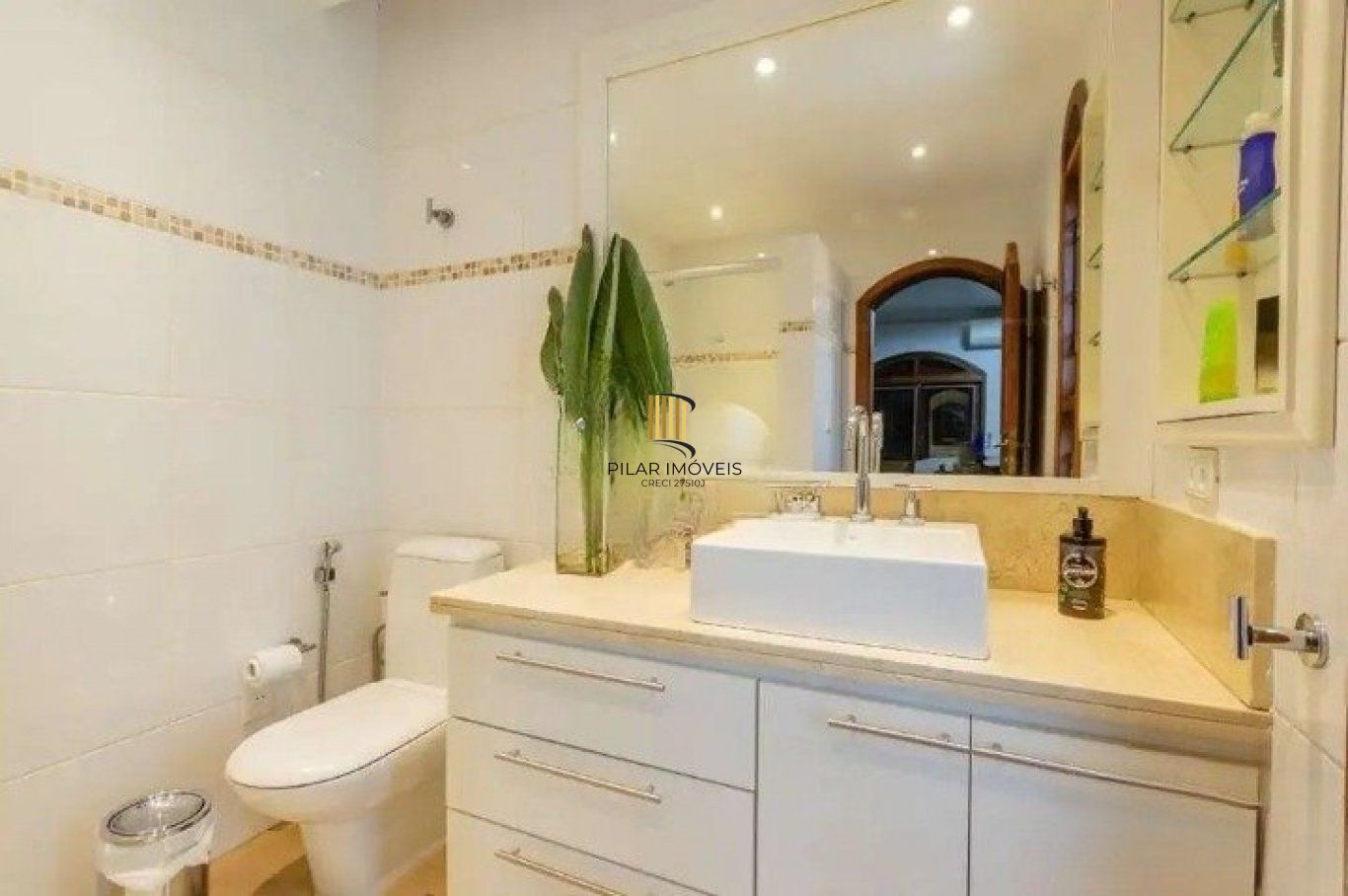 Casa de 3 quartos, piscina, churrasqueira, 7 vagas no bairro Tristeza