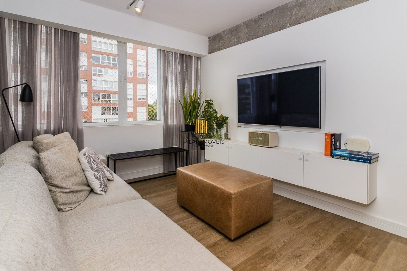 Apartamento com 2 quartos (1 suíte) e 2 vagas de garagem no Bairro Mont Serrat.