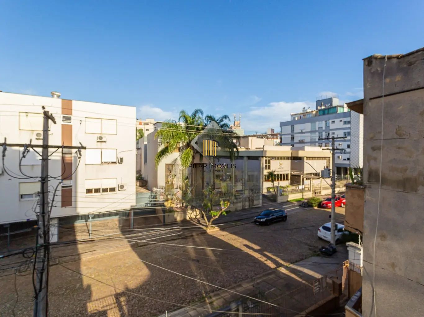 Apartamento com 3 dormitórios e 1 vaga de garagem no bairro Azenha.