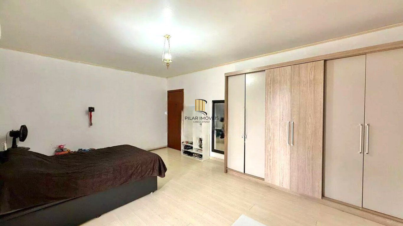 Casa de 3 dormitórios e  com 3 vagas de garagem no bairro City em Cachoeirinha.