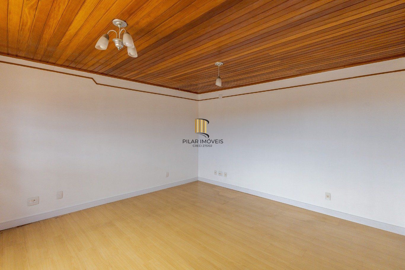 Cobertura com 4 quartos, 1 suíte e 2 vagas no bairro Passo da Areia.