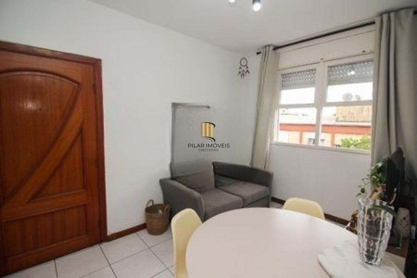 Apartamento com 2 quartos, portaria 24 horas e churrasqueira no bairro Camaquã.