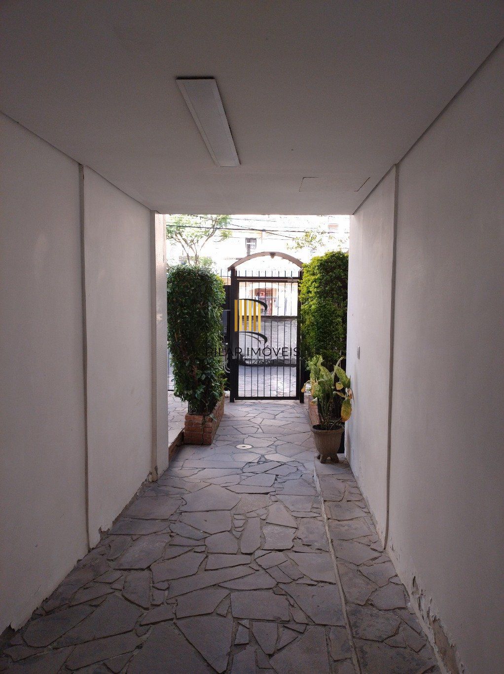 Apartamento semi mobiliado de 3 quartos, suíte, elevador e 1 vaga no Bom Fim