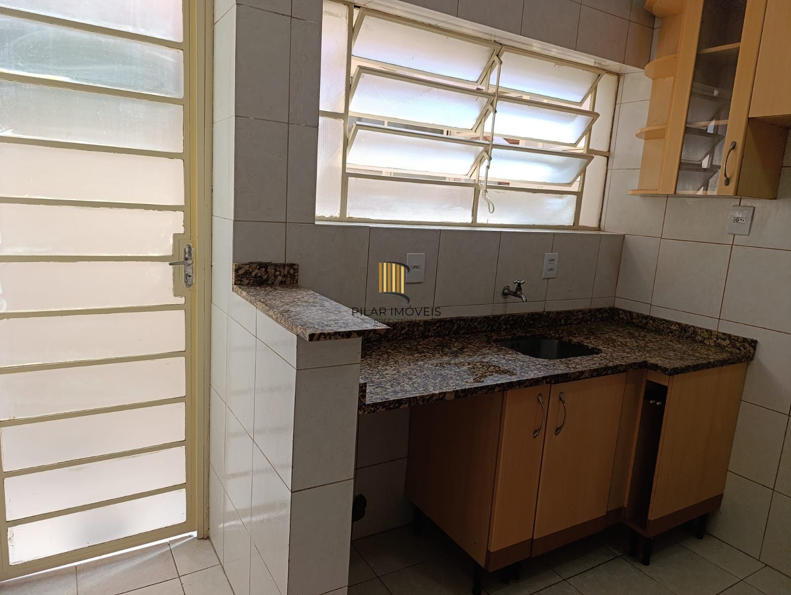 Apartamento térreo de 2 dormitórios e 1 vaga no bairro Praia de Belas