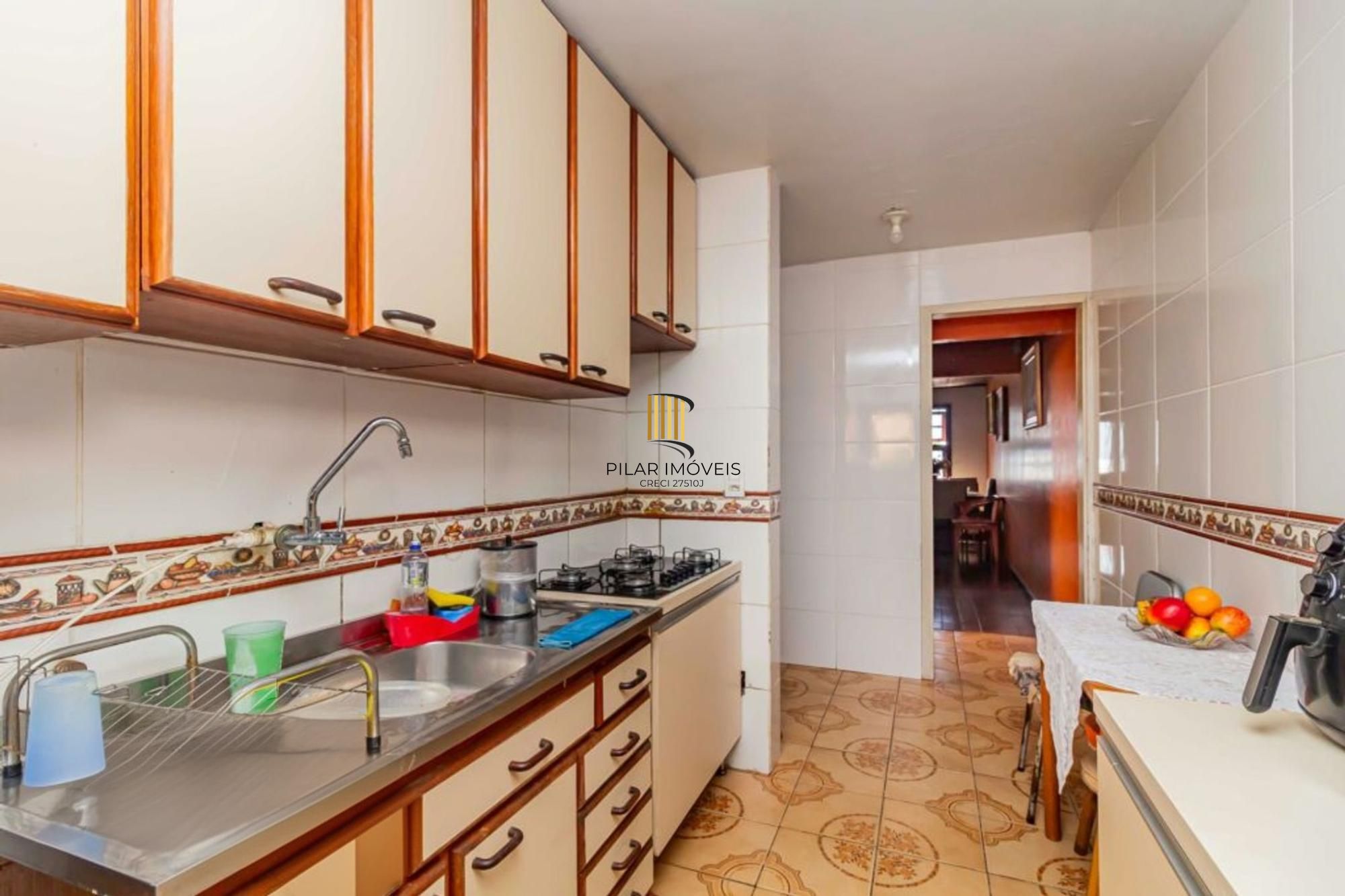 Casa com varanda fechada, 3 quartos, 2 vagas no bairro Farroupilha