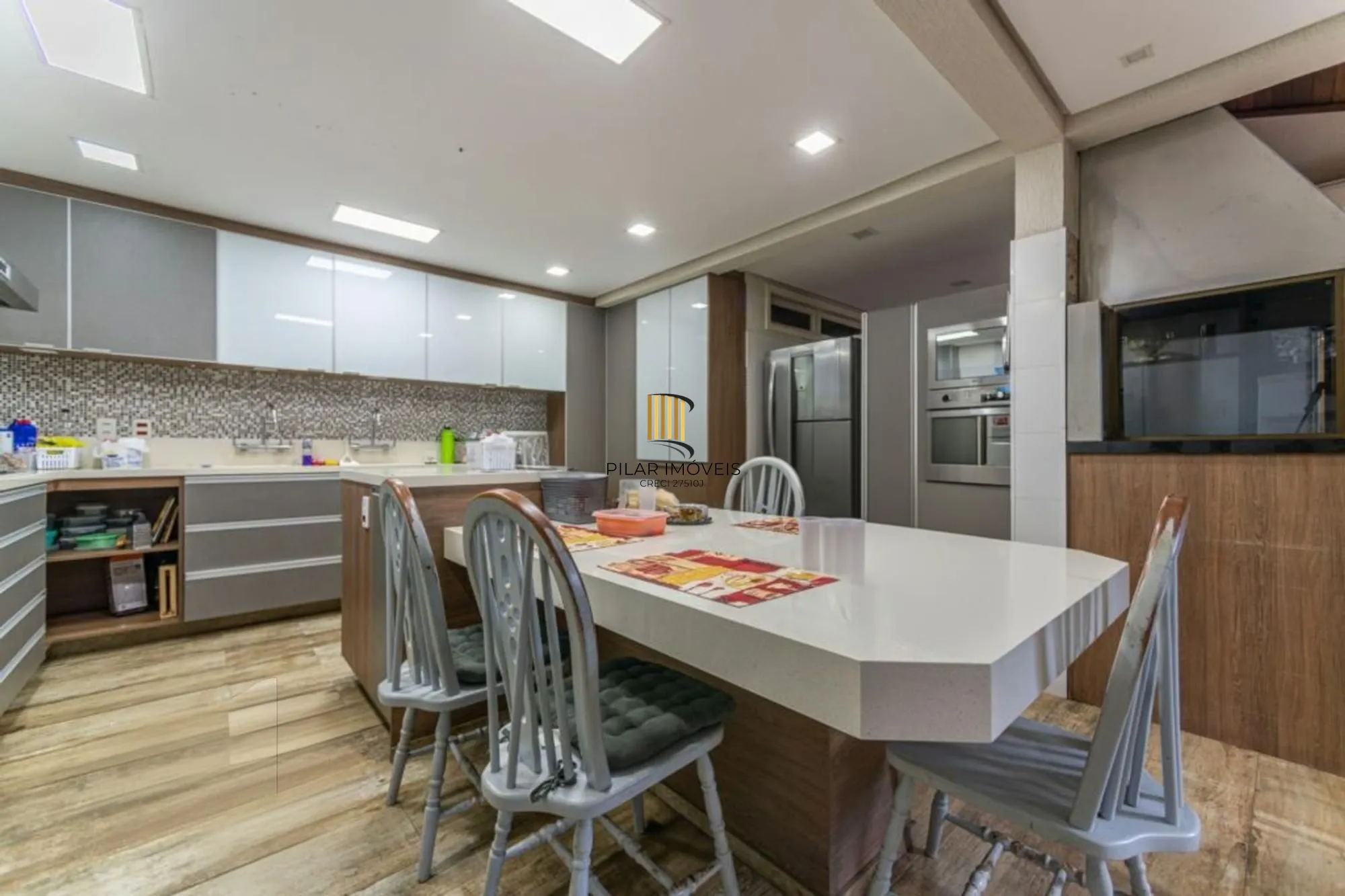 Casa com 4 quartos,1 Suite, 2 vagas e 450m² à venda em Sarandi.