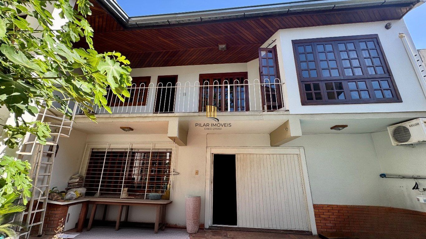 Casa com 350m², 4 quartos, 2 Suítes à venda em Azenha, Porto Alegre.