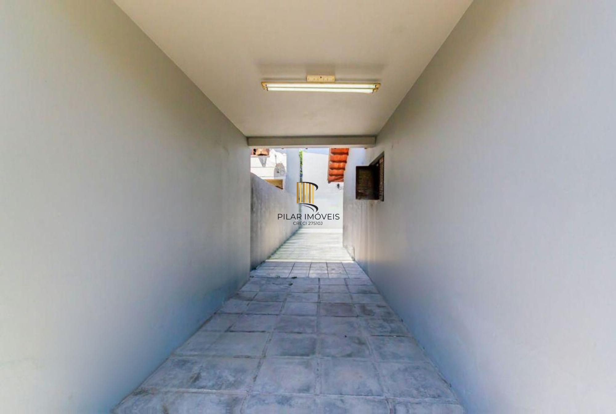 Casa com 3 dormitórios, 4 vagas e amplo pátio no Bairro Sarandí