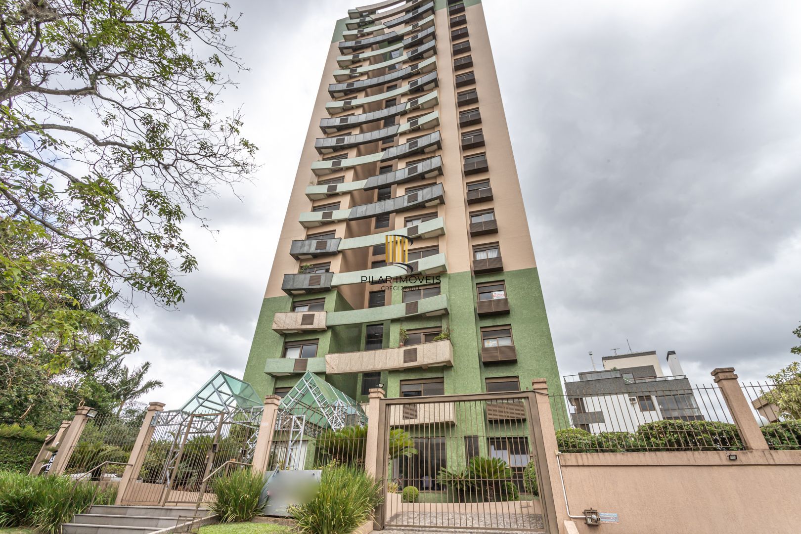 Apartamento de 97m², 2 dormitórios,1suíte, 3 vagas de garagem na rua Guararapes