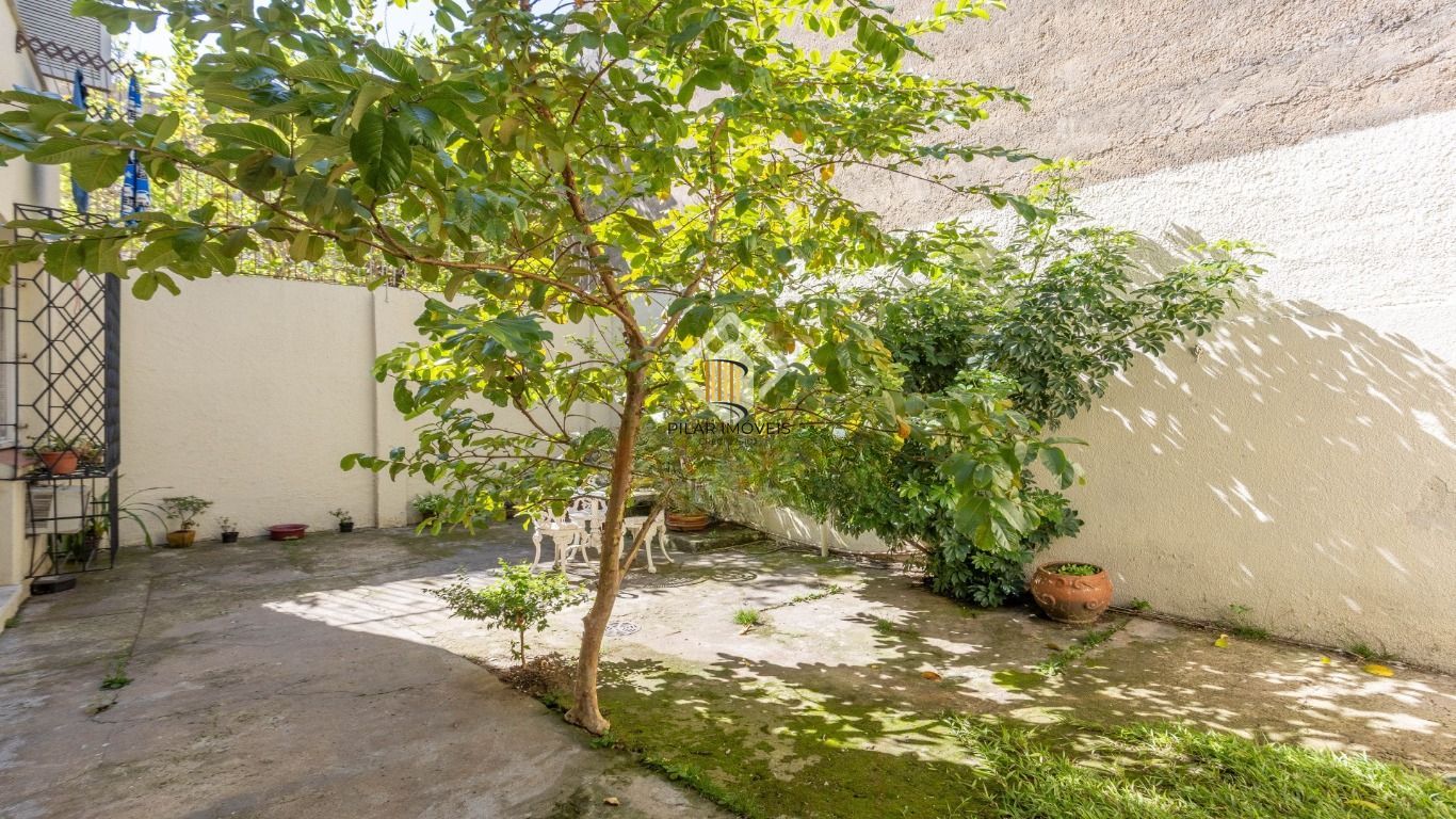 Apartamento térreo com pátio à venda no Bom Fim – 2 dormitórios e dependência
