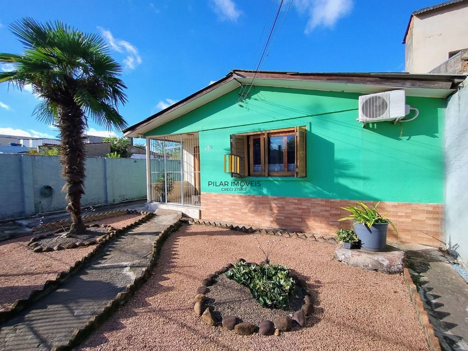 Casa de 3 dormitórios e 4 vagas de garagem em Canoas.