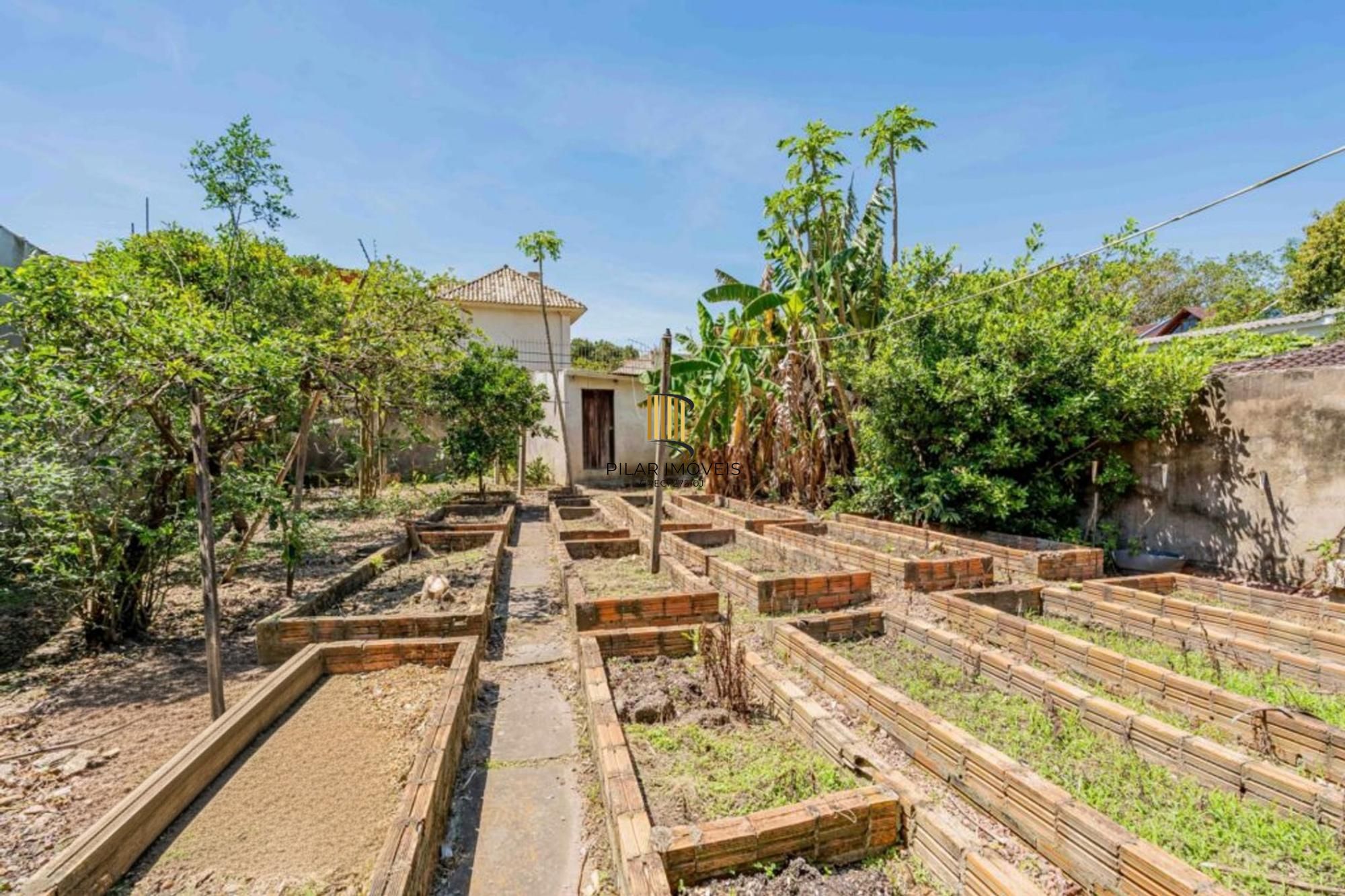 Casa de 2 quartos, 2 banheiros,pátio,churrasqueira, 7 vagas no bairro Guarujá.