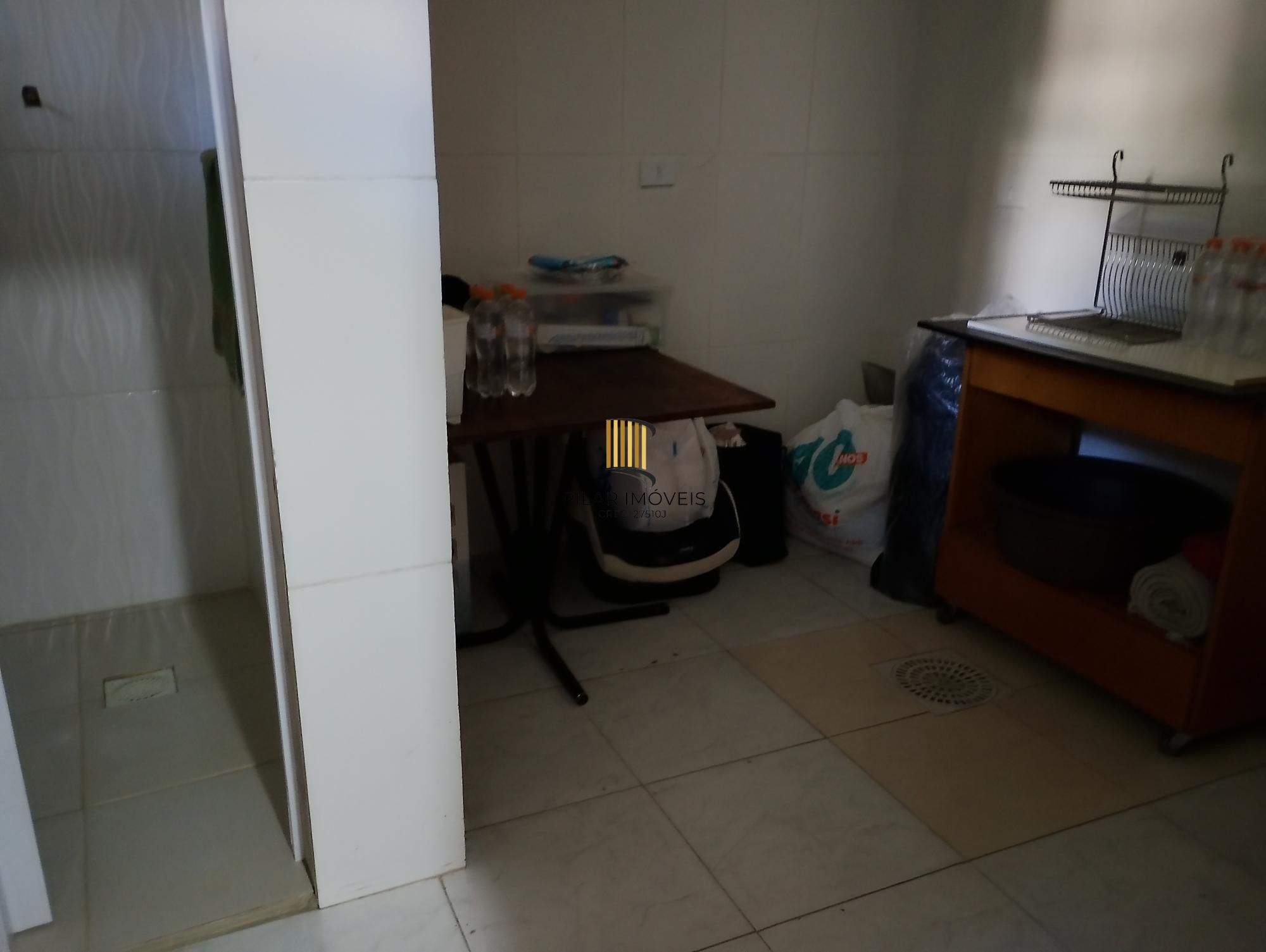 Casa com 3 quartos, 4 vagas de garagem e com pátio no bairro Parque Santa Fé