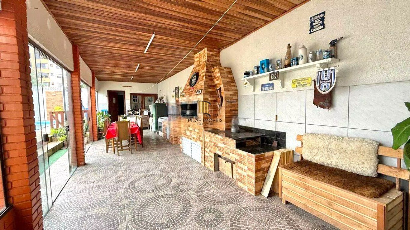 Casa de 3 dormitórios e  com 3 vagas de garagem no bairro City em Cachoeirinha.