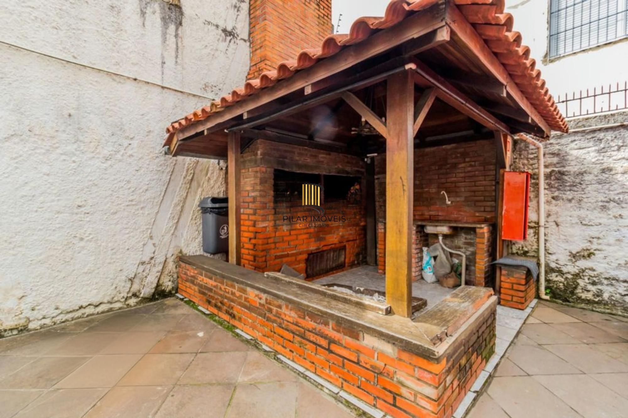 Apartamento com 2 quartos, 2 banheiros e 1 vaga no bairro Azenha.