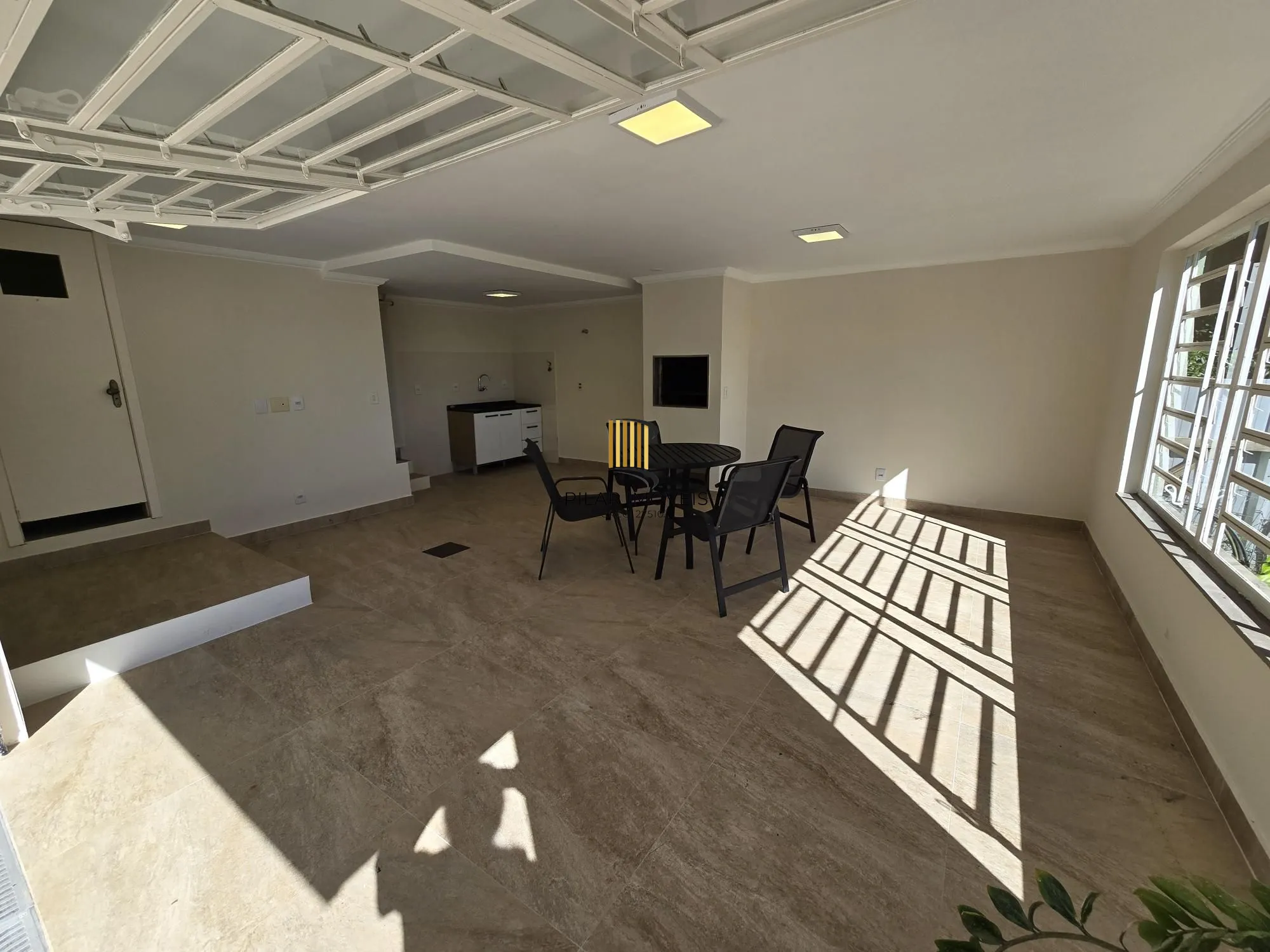 Casa 3 dormitórios, 1 suíte, 4 vagas 210 m² privativos no Belém Novo.