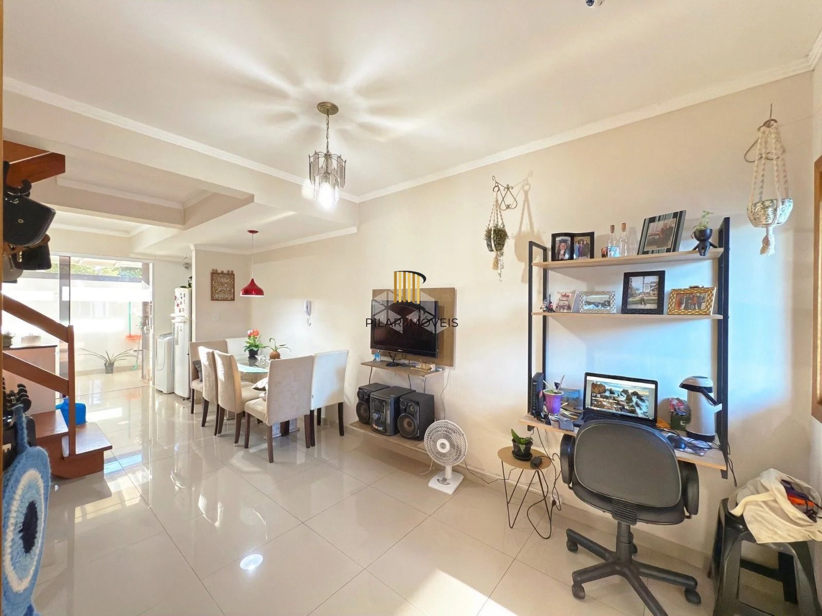 Casa com 2 quartos, 3 banheiros, pátio e churrasqueira no bairro Serraria