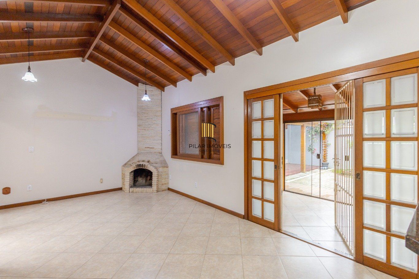 Casa com 4 dormitorios, 2 vagas de garagem em Canoas