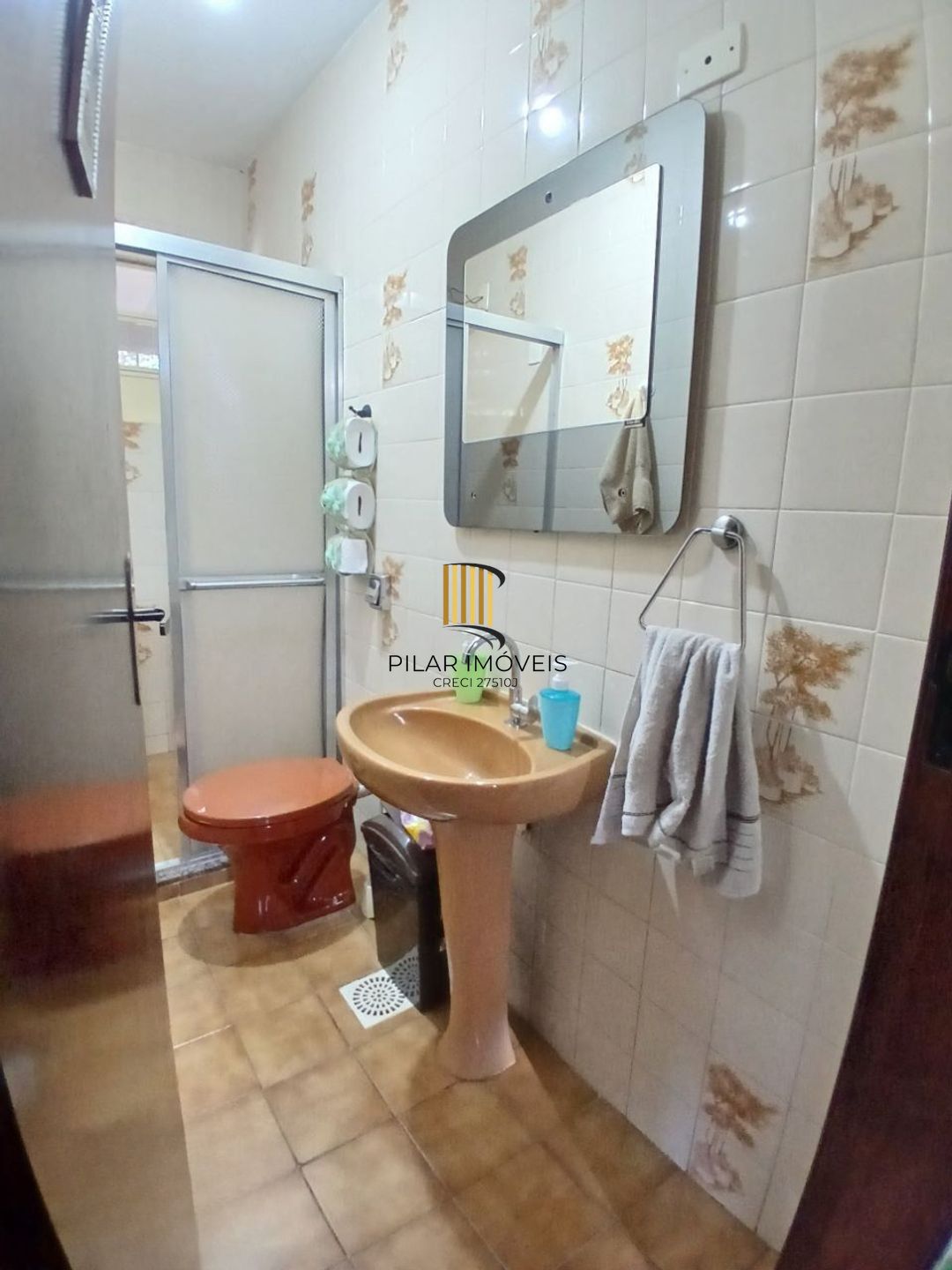 Casa com 3 dormitótrios, piscina e 2 vagas de garagem em Canoas.