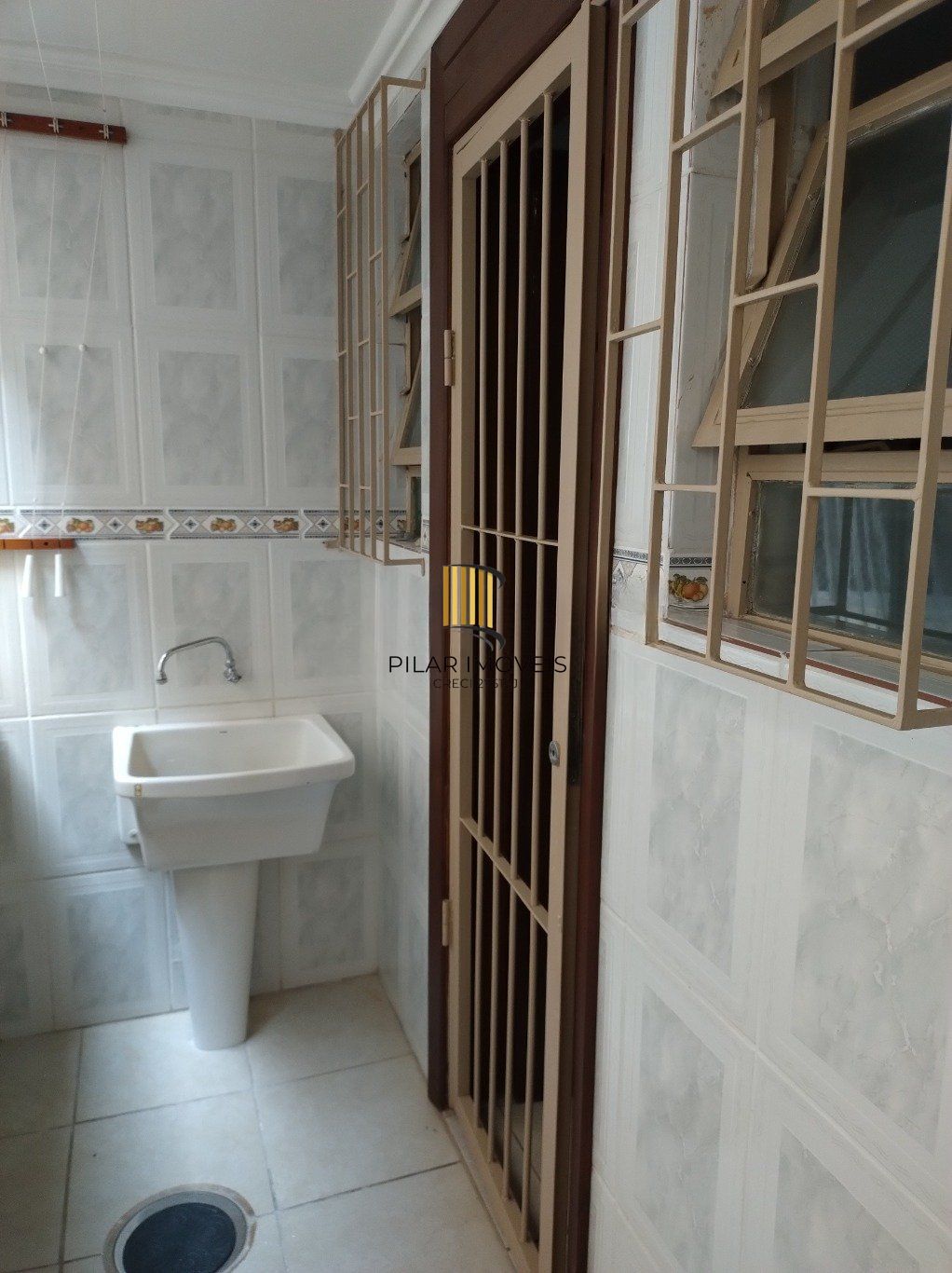 Apartamento semi mobiliado de 3 quartos, suíte, elevador e 1 vaga no Bom Fim